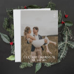 Cartão De Festividades O nosso primeiro Natal como o Sr. e a Sra. Tipogra<br><div class="desc">Comemore sua primeira temporada de festas como um casal casado com o "Nosso Primeiro Natal Como Sr. e Sra." Cartão de Férias de Tipografia. Esta carta maravilhosamente projetada captura a alegria de seu novo capítulo juntos, apresentando um layout tipográfico moderno que destaca seus novos títulos de uma forma elegante e...</div>
