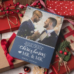 Cartão De Festividades O nosso primeiro Natal como o Sr. e o Sr. gay do N<br><div class="desc">Comemore seu primeiro Natal como Sr. e Sr. com este cartão de feriado bonito com um modelo de foto personalizável e uma bela legenda em fontes brancas sobre um fundo azul festivo.</div>