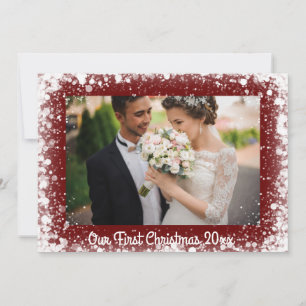 Cartão De Festividades O nosso primeiro Natal - Tipografia da Neve Vermel