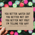 Cartão De Festividades O Pai Natal Engraçado Está Chegando À Cidade De Kr<br><div class="desc">este cartão de saudação de papel kraft de estilo vintage com uma palavra maldita é estilo modelo, então todas as caixas de texto são facilmente editáveis e diz: "É MELHOR ASSISTIR — É MELHOR NÃO CHORAR — É MELHOR NÃO CHATEAR — ESTOU DIZENDO PORQUÊ — ... porque os papais noeis...</div>