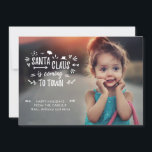 Cartão De Festividades O Papai Noel está chegando com a foto do roteiro<br><div class="desc">Papai Noel está vindo para a cidade! Um doce cartões de natal caprichoso é enviado com este moderno design com um divertido e adorável roteiro escrito à mão.</div>