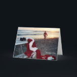 Cartão De Festividades O papai noel surfa o dia após o Natal<br><div class="desc">Eu chamo este cartão o 26 de dezembro. Era o primeiro em uma série que eu criasse para combinar o amor do papai noel de todas as coisas encalhasse e especialmente surfando. Que outro papai noel faria em seu primeiro dia livre!</div>