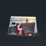 Cartão De Festividades O papai noel surfa o dia após o Natal<br><div class="desc">Eu chamo este cartão o 26 de dezembro. Era o primeiro em uma série que eu criasse para combinar o amor do papai noel de todas as coisas encalhasse e especialmente surfando. Que outro papai noel faria em seu primeiro dia livre!</div>