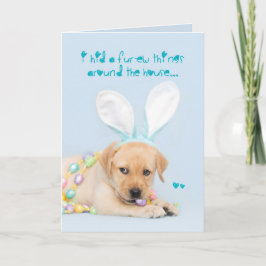 Cartão De Festividades O Puppy do laboratório amarelo escondeu algumas co