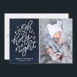 Cartão De Festividades Oh Santa Noite Script Starry Night Foto de Natal<br><div class="desc">Cartão de Férias da Noite Estrelada | Envie cartões de natal com este cartão com fotos de feriado personalizável. Ele apresenta um roteiro "Oh noite sagrada",  estrelas rabiscos,  fundo noturno estrelado e uma simples tipografia. Este cartão de férias também será perfeito como anúncio de natalidade de feriado.</div>