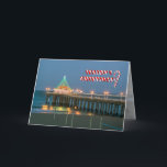 Cartão De Festividades Os cumprimentos da estação em Manhattan Beach, CA<br><div class="desc">Um cartão do feriado da fotografia de Patti Barry que mostra o cais de Manhattan Beach em Christmastime.  O cumprimento é escrito na rotulação do bastão de doces.</div>