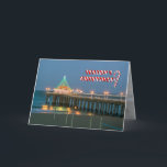 Cartão De Festividades Os cumprimentos da estação em Manhattan Beach, CA<br><div class="desc">Um cartão do feriado da fotografia de Patti Barry que mostra o cais de Manhattan Beach em Christmastime.  O cumprimento é escrito na rotulação do bastão de doces.</div>