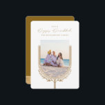 Cartão De Festividades Ouro Elegante Hanukkah Menorah Arch Fotográfico Fe<br><div class="desc">feliz Hanukkah, mande seus desejos de Chanucá para sua família e amigos com nosso cartão com fotos bonito e elegante e personalizável. Nossa design apresenta nossa bela vela menorah desenhada à mão e elementos de folha em ouro falso decorando as bordas da armação da família. "Feliz Chanucá" é escrito em...</div>
