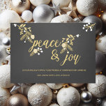 Cartão De Festividades Ouros e Cones Peace and Joy Chalkboard<br><div class="desc">Um belo quadro mostra o fundo com galhos dourados e brancos, folhas, pinos cones e bagas com texto que lê Paz e Joy e áreas que você pode personalizar com uma mensagem e seu nome comercial ou corporativo. A parte de trás desses cartões de natal tem um fundo de tela...</div>