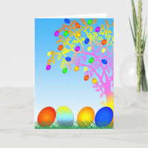 Ovos coloridos engraçados com Felz pascoa de grama