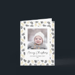 Cartão De Festividades Padrão Dourado de presentes preto-e-branco com scr<br><div class="desc">Enviar cartões de natal personalizáveis e personalizados a amigos, colegas e familiares em cartões com fotos simples, minimalistas, elegantes, divertidos, festivos e modernos! Um belo quadro de variedade de ouro e presentes de Natal pretos e presentes envoltos com fitas rodeia sua foto. A saudação "Feliz Natal" está escrita em caligrafia...</div>