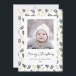 Cartão De Festividades Padrão Dourado de presentes preto-e-branco com scr<br><div class="desc">Enviar cartões de natal personalizáveis e personalizados a amigos, colegas e familiares em cartões com fotos simples, minimalistas, elegantes, divertidos, festivos e modernos! Um belo quadro de variedade de ouro e presentes de Natal pretos e presentes envoltos com fitas rodeia sua foto. A saudação "Feliz Natal" está escrita em caligrafia...</div>