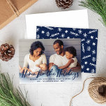Cartão De Festividades Página inicial do Marinho Holidays Modern Script P<br><div class="desc">O design "Home for the Holidays" apresenta a inscrição azul-pincelada de script do marinho moderno, juntamente com o texto personalizado que pode ser personalizado como uma sobreposição com uma foto de família horizontal favorita em casa. Um padrão de inverno moderno se veste na parte de trás do cartão. A cor...</div>