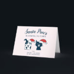 Cartão De Festividades Papais noeis| Cão e gato de Natal<br><div class="desc">Ótima ilustração de um cão e gato vestindo chapéus de Papai Noel. O cachorro parece feliz e o gato não tanto. O texto diz "Papais noeis patas estão vindo para a cidade". Excelente cartão de Natal para amantes de estimação!</div>