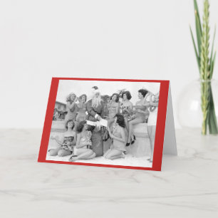 Cartão De Festividades Papais noeis com mulheres jovens na praia