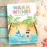 Cartão De Festividades Papais noeis Mermaid Beach Natal<br><div class="desc">O cartão de Natal Tropical "Warm Wish" apresenta Papais noeis e uma sereia nadando no oceano ao pôr do sol, enquadrada por um par de palmeiras decoladas em luzes de cordas. Papais noeis estão tirando um coquetel de um abacaxi e piscando o sinal de solta da aloha havaiana. Arte da...</div>