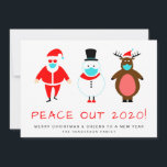 Cartão De Festividades Papais noeis Snowman Reindeer Mask Peace Out 2020<br><div class="desc">Um cartão de Natal e Anos novos engraçados celebrando o final para um ano difícil. Um boneco de neve, Papai Noel e renas estão vestindo máscaras de rosto sobre "Peace Out 2020" em divertida tipografia vermelha. Você pode personalizar a mensagem "Peace Out", o cartões de natal (inicialmente definido como "Feliz...</div>