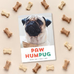 Cartão De Festividades Paw Hum Pug Dog Cute Funny Type Holiday Foto<br><div class="desc">Este cartão com fotos de feriado bonito e engraçado apresenta uma saudação que diz "Paw Hum Pug" em vermelho e verde com uma foto quadrada. Esta é a design perfeita para um dono de cachorro! O backer apresenta um simples padrão de faixa diagonal vermelha e branca. Para personalizar este design,...</div>