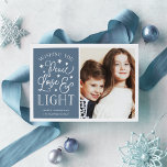 Cartão De Festividades Paz, Amor e Luz | Foto de Hanukkah<br><div class="desc">O cartão com fotos de Hanukkah,  baseado em tipografia moderna,  mostra sua foto favorita com "Peace,  Love and Light" ao lado de uma tipografia de estilo escrita à mão branca. Personalize com seu nome de família,  nomes individuais e/ou sua mensagem personalizada.</div>