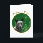 Cartão De Festividades Paz australiana do cão do gado<br><div class="desc">Paz na terra. Mostre sua razão para a estação com seu cão australiano do gado neste design original do cão acentuado com verde e ouro. Vai o excelente em um ornamento,  em um cartão ou em uma etiqueta.</div>