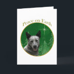 Cartão De Festividades Paz australiana do cão do gado<br><div class="desc">Paz na terra. Mostre sua razão para a estação com seu cão australiano do gado neste design original do cão acentuado com verde e ouro. Vai o excelente em um ornamento,  em um cartão ou em uma etiqueta.</div>