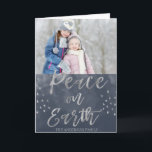 Cartão De Festividades Paz na foto azul e de prata da terra da aguarela<br><div class="desc">Paz em cartões de foto de Natal azuis e de prata da terra da aguarela. A imagem e o nome de família podem ser substituídos na paz do índigo e da prata no cartão de Natal da aguarela da terra.</div>