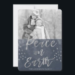 Cartão De Festividades Paz na Terra - Foto Azul e Silver Watercolor<br><div class="desc">Paz na Terra Blue e Silver Watercolor Natal Cartão com fotos Negro e Branco. A imagem e o nome da família podem ser substituídos no índigo e prata Peace on Earth Watercolor Christmas Card (Paz de prata na Terra).</div>