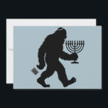 Cartão De Festividades Pé Grande Judeu Hanukkah Chanukah Humor Hilário<br><div class="desc">Pé Grande Judeu Hanukkah Chanukah Humor Hilário Menorá Dreidel</div>