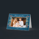 Cartão De Festividades Peace and Love Winter Blue Christmas Berries Photo<br><div class="desc">Envie seus desejos/mensagens de Natal com este Mistletoe Cartões com fotos Botânicos que apresentam Watercolor Floral e Berries com um pouco Dourado Confetti para realçar sua mensagem de saudação. (1) Para mais personalização, clique no link "personalizar mais" e use nossa ferramenta design para modificar esse modelo. (2) Se você prefere...</div>