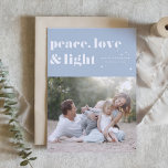 Cartão De Festividades Peace Love and Light Blue Hanukkah Photo<br><div class="desc">Paz, amor e luz. | Mande suas saudações de Chanucá para a família e amigos com este cartão de Chanucá personalizável. Apresenta tipografia retrógrada. Personalize este cartão de foto Hanukkah adicionando seus detalhes. Esta placa de Hanukkah personalizada está disponível em outras cores e estoque de papelão. Itens correspondentes também estão...</div>