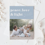 Cartão De Festividades Peace Love and Light Blue Hanukkah Photo<br><div class="desc">Paz, amor e luz. | Mande suas saudações de Chanucá para a família e amigos com este cartão de Chanucá personalizável. Apresenta tipografia retrógrada. Personalize este cartão de foto Hanukkah adicionando seus detalhes. Esta placa de Hanukkah personalizada está disponível em outras cores e estoque de papelão. Itens correspondentes também estão...</div>