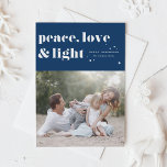 Cartão De Festividades Peace Love and Light Marinho Blue Hanukkah Photo<br><div class="desc">Paz, amor e luz. | Mande suas saudações de Chanucá para a família e amigos com este cartão de Chanucá personalizável. Apresenta tipografia retrógrada. Personalize este cartão de foto Hanukkah adicionando seus detalhes. Esta placa de Hanukkah personalizada está disponível em outras cores e estoque de papelão. Itens correspondentes também estão...</div>
