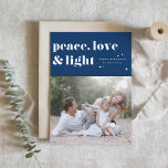 Cartão De Festividades Peace Love and Light Marinho Blue Hanukkah Photo<br><div class="desc">Paz, amor e luz. | Mande suas saudações de Chanucá para a família e amigos com este cartão de Chanucá personalizável. Apresenta tipografia retrógrada. Personalize este cartão de foto Hanukkah adicionando seus detalhes. Esta placa de Hanukkah personalizada está disponível em outras cores e estoque de papelão. Itens correspondentes também estão...</div>