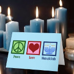Cartão De Festividades Peace Love Hanukkah<br><div class="desc">O Peace Love Chanucah dá cartas a uma família judia que gosta de celebrar Chanukah. Um bonito sinal de paz,  coração,  e uma bela menorah num cartão azul para enviar aos amigos e à família.</div>