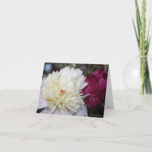 Cartão De Festividades Peônias Brancas com Flores Vermelhas para o Dia da