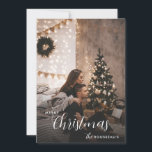 Cartão De Festividades Personalização de Foto de Natal do Casal Moderno<br><div class="desc">Um cartão de saudação horizontal, moderno e moderno feriado, com uma fotografia e um nome de casal, com um simples fundo industrial moderno urbano, com luzes de cordas e árvores de férias. Cores neutras do enfumaçado. Esta foto é um espaço reservado que deve ser substituído por sua própria foto de...</div>