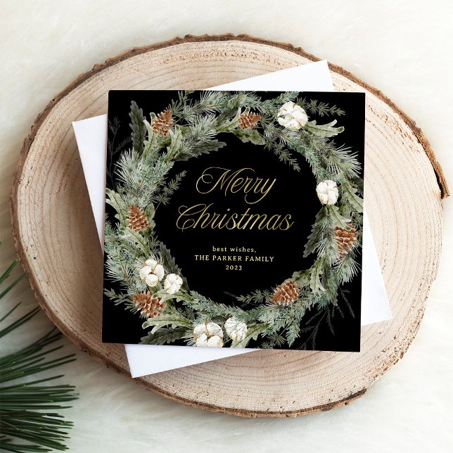 Cartão De Festividades Pinheiros Elegante Preto | Dourado Feliz Natal (An elegant, dark black holiday card with a traditional Christmas wreath and gold script)