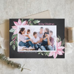 Cartão De Festividades Pink Poinsettias Chalkboard Foto Feliz Natal<br><div class="desc">Feliz Natal! Cartão plano floral personalizável de Natal, com ilustração aquosa das poinsettias, bagas, algodão e colas cor-de-rosa sobre fundo de quadro fino. Personalize adicionando fotos e seus próprios textos. Este cartão floral cor-de-rosa está disponível numa variedade de estoques de cartão. Envie cartões de natal para a família e amigos...</div>