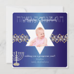 Cartão De Festividades PixDezines feliz Chanukah/Photo Frame stars<br><div class="desc">Fotografia feliz do chanukah/hanukkah no PixDezines, em azul, acentuada com a estrela david do tom dourado. Copiar colar para mais estrelas. Você pode escolher suas próprias cores hexacrómicas para adicionar ao fundo, texto, trim, etc. O espectro inteiro do arco-íris está nas pontas dos dedos. Abaixo está um link para "gráfico...</div>