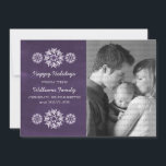 Cartão De Festividades Placa Plana Fotográfica Chalkboard, Púrpura<br><div class="desc">Placa plana fotográfica com flocos de neve modernos e modernos, apresentando um fundo de quadro chalkboard roxo e flocos de neve elegantes em branco. Este cartão com fotos chic é perfeito para enviar cartões de natal. Personalize com sua própria foto da família e a saudação personalizada de sua escolha. Clique...</div>