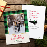 Cartão De Festividades Plano Verde Personalizado de Natal da Família<br><div class="desc">Cartão de Natal de estilo Vintage,  pronto para personalizar com sua própria foto favorita! Apresentando um padrão tradicional de verificação da Xadrez de Buffalo em verde e preto,  e uma ilustração festiva do cão no verso. O texto na frente e atrás pode ser personalizado.</div>