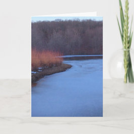 Cartão De Festividades Pond Azul de Gelo e Bushes Vermelhos -