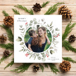 Cartão De Festividades Praça de Foto de Wreath na Terra Verde Elegante<br><div class="desc">Esta elegante e festiva cartão com fotos de férias apresenta uma bela camada de aquarela de holly, eucalipto e bagas sobre um clássico fundo branco. A foto cortada é redonda. A saudação editável na frente diz "Feliz Natal". A parte de trás do cartão é uma cor vermelha festiva. Você também...</div>
