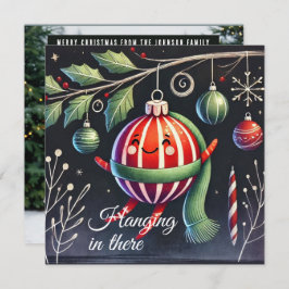 Cartão De Festividades Prendendo ali o ornamento listrado em árvore