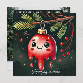 Cartão De Festividades Prendendo ali ornamento em árvore