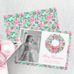 Cartão De Festividades Preppy Pink & Green Palm Beach Wreath Photo<br><div class="desc">PreppyPrint.com - Celebre o Natal em estilo! Adicione seu toque personalizado a esses cartões de Natal. Transfira este design para os produtos de sua escolha também! Clique em "remover da parte traseira da placa" em "Logotipo e marca do criador independente" para remover o código QR da parte traseira da placa....</div>