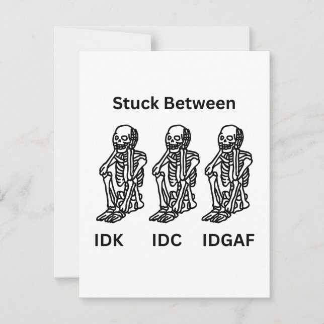 Cartão De Festividades Preso entre IDK, IDC, IDGAF com três esqueletos (Frente)