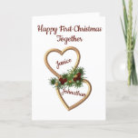 Cartão De Festividades Primeiro Natal como Casal, Evergreens Hearts<br><div class="desc">Este cartão de Natal é para desejar a um novo casal um Feliz Natal. É adequado para qualquer casal que comemore o Natal juntos pela primeira vez. Você pode mudar o texto para o que quiser, incluindo os nomes nos corações. O design na frente tem dois corações dourados entrelaçados com...</div>