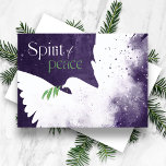 Cartão De Festividades Púrpura Profunda da Dove da Paz<br><div class="desc">Estes cartões de saudação de Natal planos de 7" x 5" apresentam uma pomba abstrato em tons de roxo com um galho de azeitona no bico com a saudação "Espírito de paz",  em cinzas verdes e leves. Personalize com seu nome de família e ano.</div>