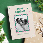 Cartão De Festividades Quadro Brilhante Rosa   Verde Feliz<br><div class="desc">Um cartão de feriado bonito e divertido com um quadro fotográfico duplo, cor-de-rosa e verde, rodeado por pontos confetti e "feriados felizes" em uma fonte bonita e escrita à mão. A parte de trás do cartão tem espaço para uma mensagem mais longa e outra foto da família. Aqui mostrado em...</div>